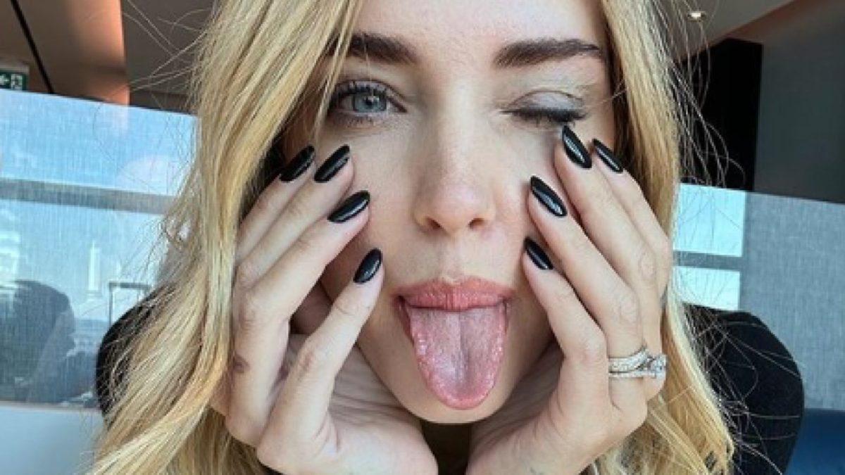 Chiara Ferragni scintilla a Parigi con la sua Mini Bag