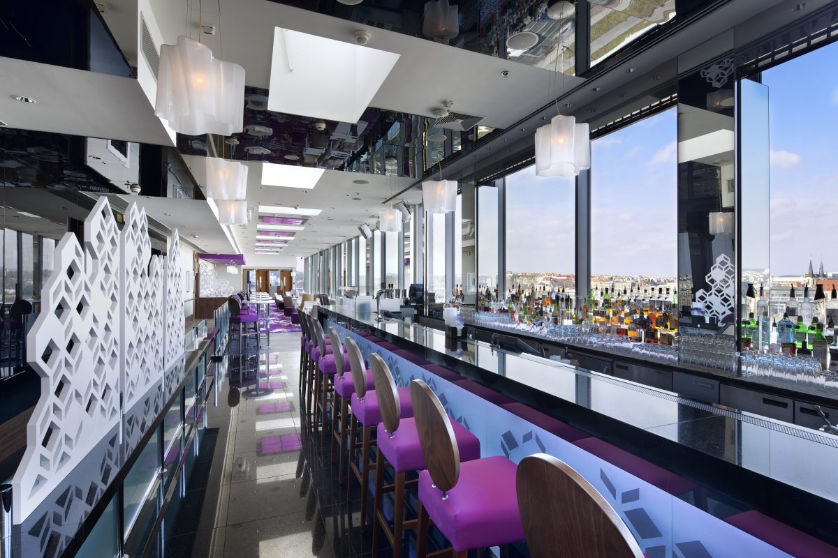 Galleria foto 'Hilton, Rooftop bar da sogno: 8 Terrazze Panoramiche con viste mozzafiato sulle città più magiche del mondo!' - foto 2