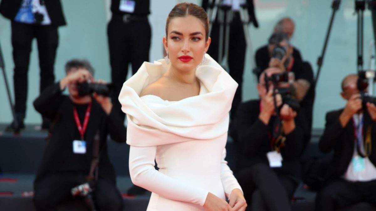 Venezia 79, Nilufar Addati sfila in total white con accessori costosissimi