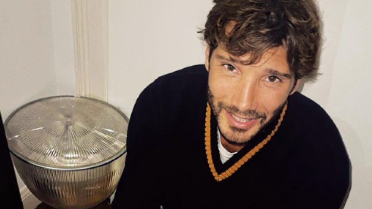 Stefano De Martino a bordo della nuova Lexus: che schianto!