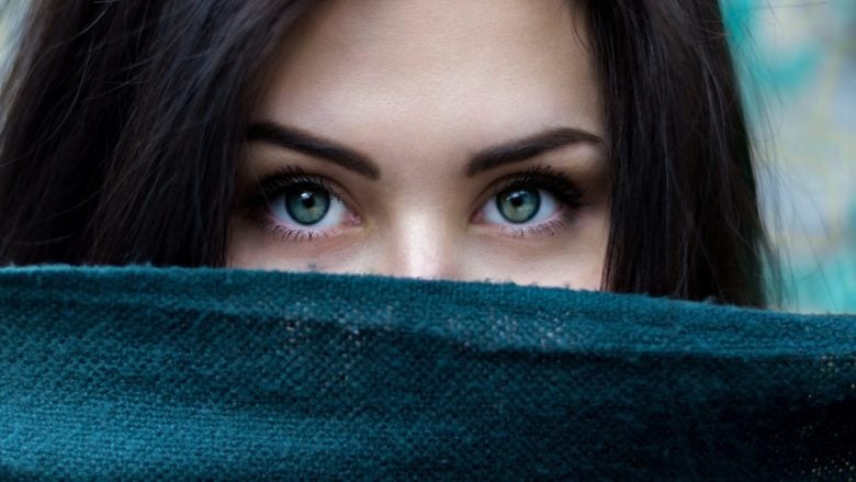 Contorno occhi radioso: il siero illuminante che cambia la routine mattutina