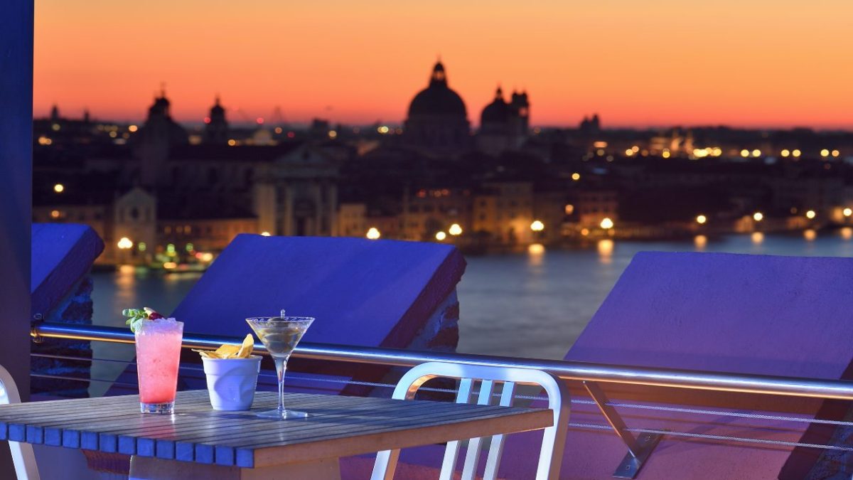 Hilton, Rooftop bar da sogno: 8 Terrazze Panoramiche con viste mozzafiato sulle città più magiche del mondo!