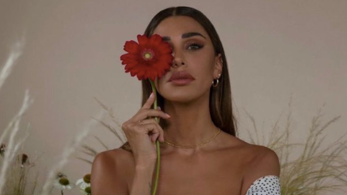 Belen Rodriguez indossa le sneakers che tutti dovremmo avere (FOTO)