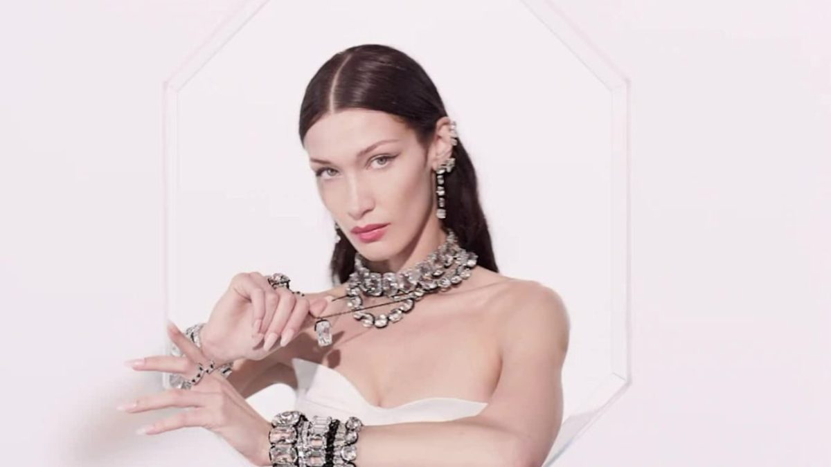Bella Hadid per la nuova collezione black and white Swarovski: 6 gioielli da sogno!
