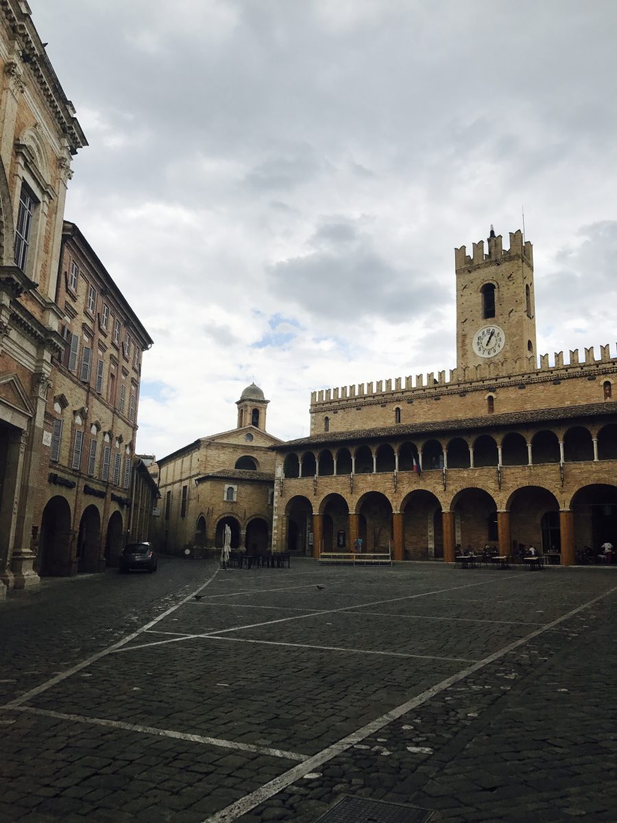 In questo borgo delle Marche si tiene uno dei carnevali storici più belli d’Italia