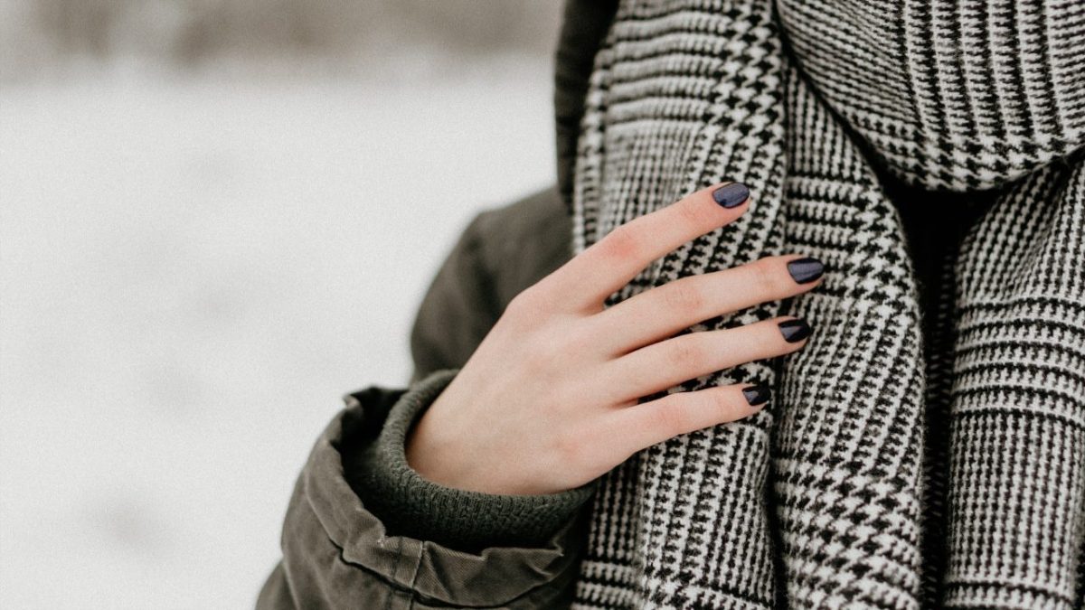 Smalti autunnali: 5 colori di tendenza per una manicure sempre alla moda