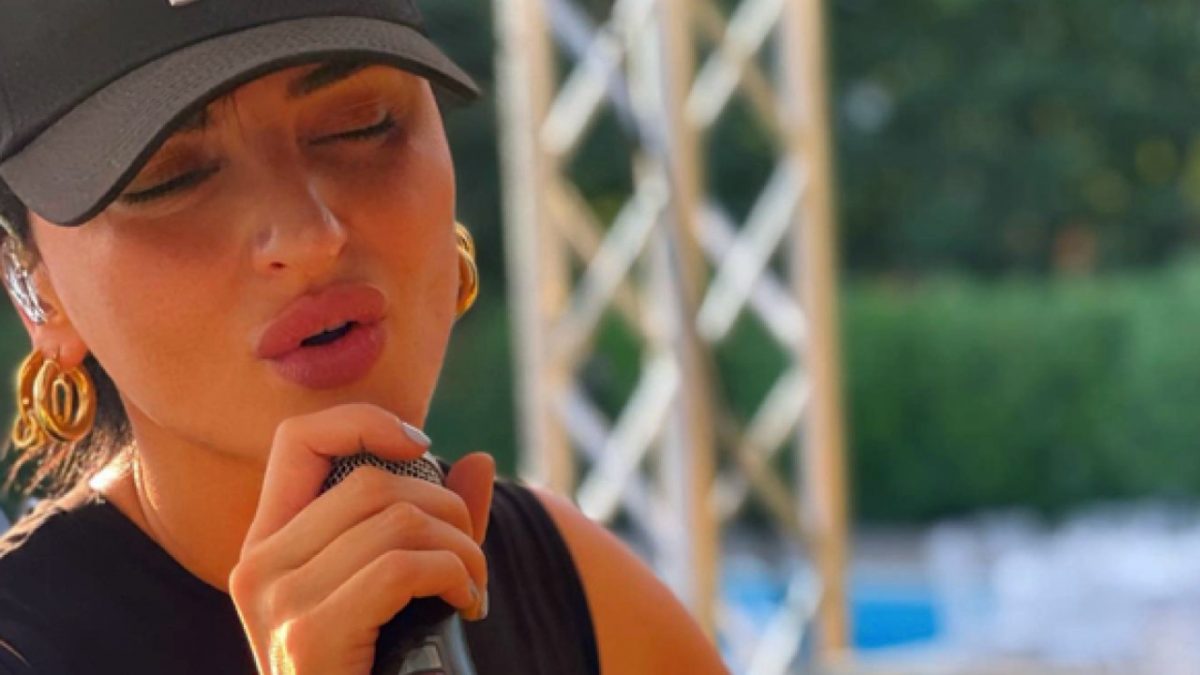 Arisa si spoglia su Instagram: le foto in intimo con pizzo e autoreggenti