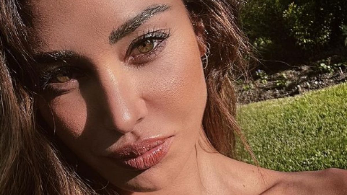 Belen Rodriguez sfoggia un outfit costoso per il viaggio in treno!