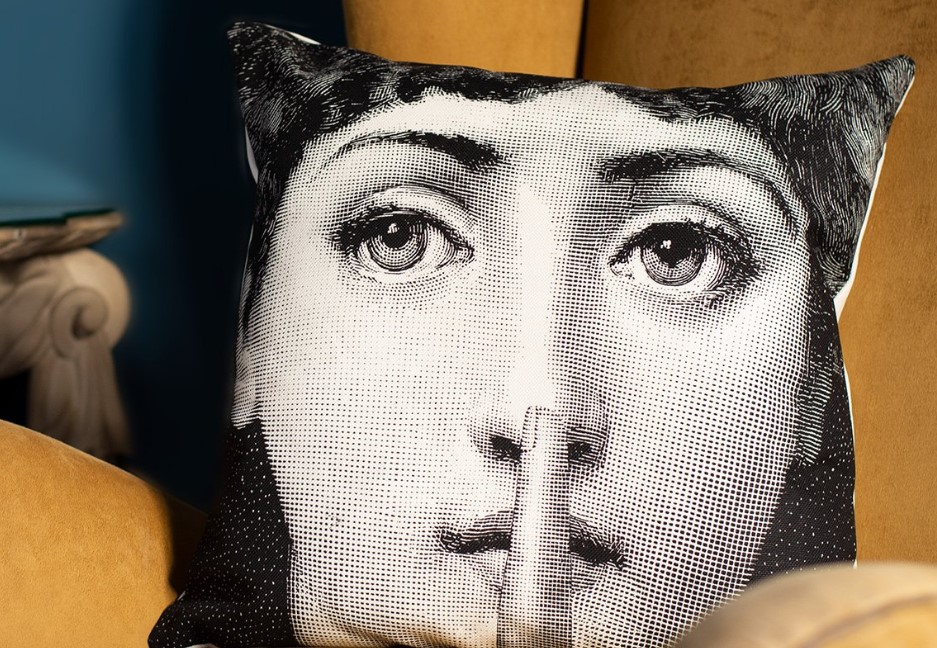 Galleria foto 'Da Chiara Ferragni ad Anne Hathaway, le Star impazziscono per il volto iconico di Fornasetti!' - foto 3