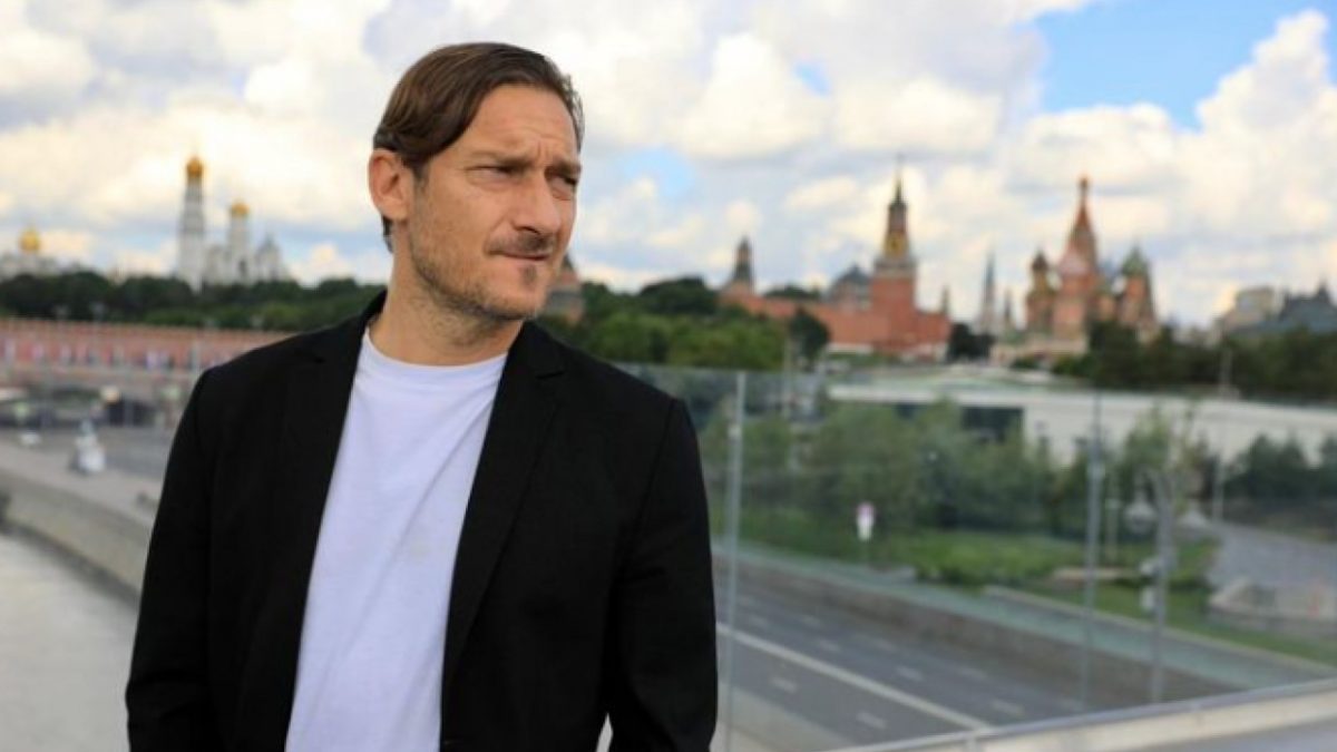 Francesco Totti sceglie i mobili per la nuova casa con Noemi Bocchi!