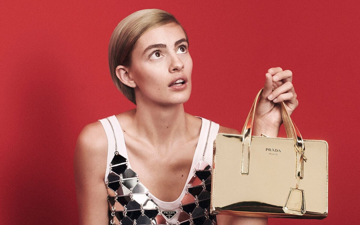 La Collezione Holiday Donna di Prada ispirata alle festività: 7 accessori imperdibili!