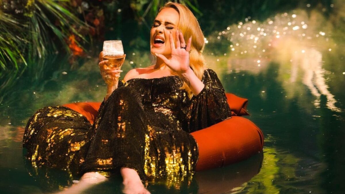 Adele: l’abito firmato da Valentino e i Diamanti di Lorraine Schwartz nel video I Drink Wine!