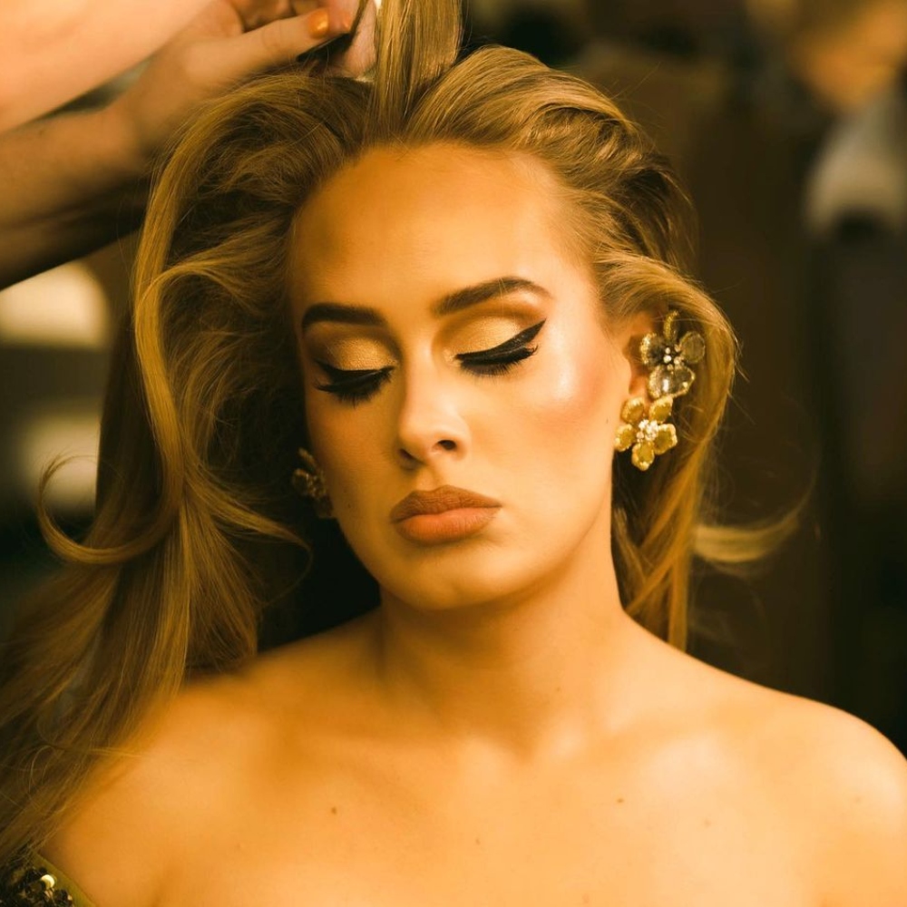 Galleria foto 'Adele: l’abito firmato da Valentino e i Diamanti di Lorraine Schwartz nel video I Drink Wine!' - foto 1