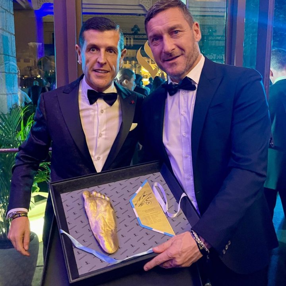 Galleria foto 'Totti regala a Noemi Bocchi un anello da 55 carati del valore di 300.000 euro!' - foto 2