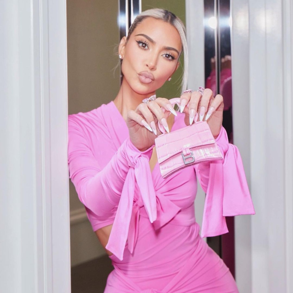 Galleria foto 'Kim Kardashian sfoggia un look da vera Barbie!' - foto 2