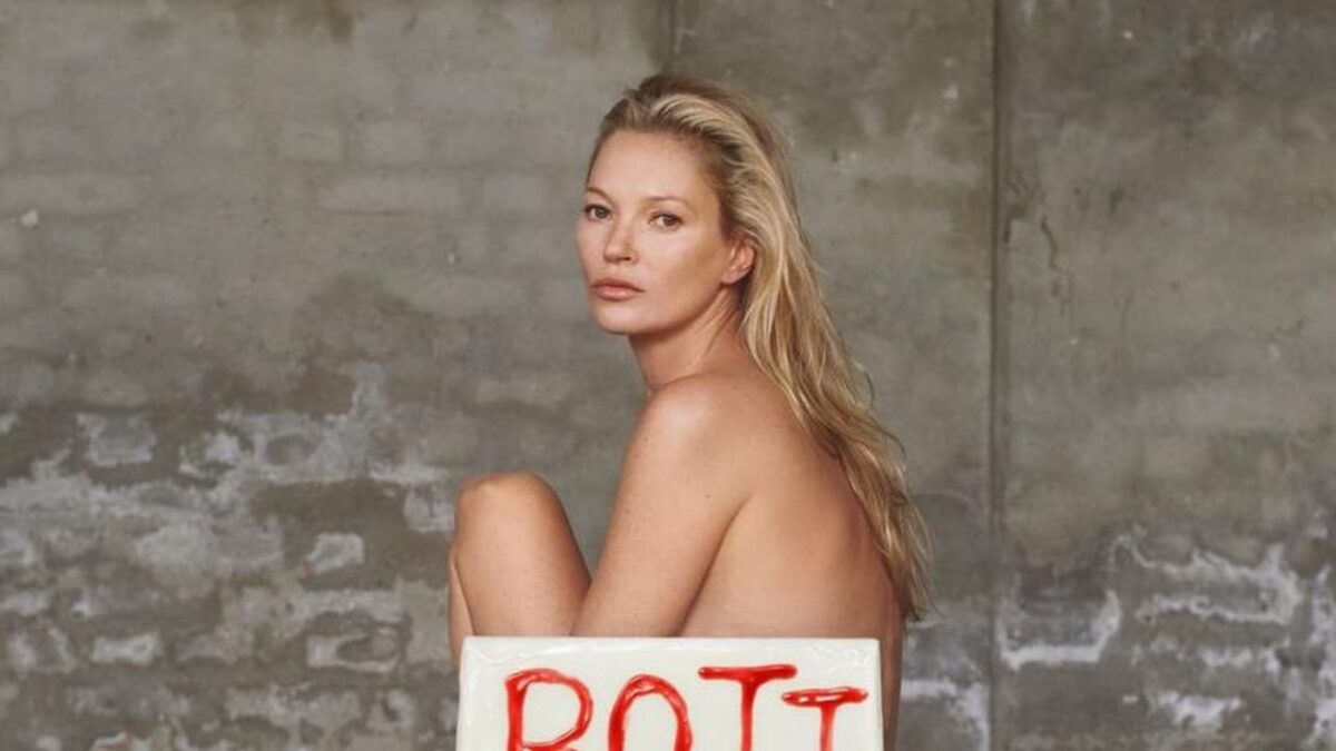 Kate Moss senza veli posa su una Sedia da 10.000 euro di Bottega Veneta!