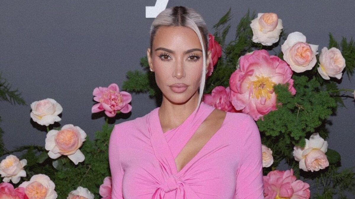 Kim Kardashian sfoggia un look da vera Barbie!