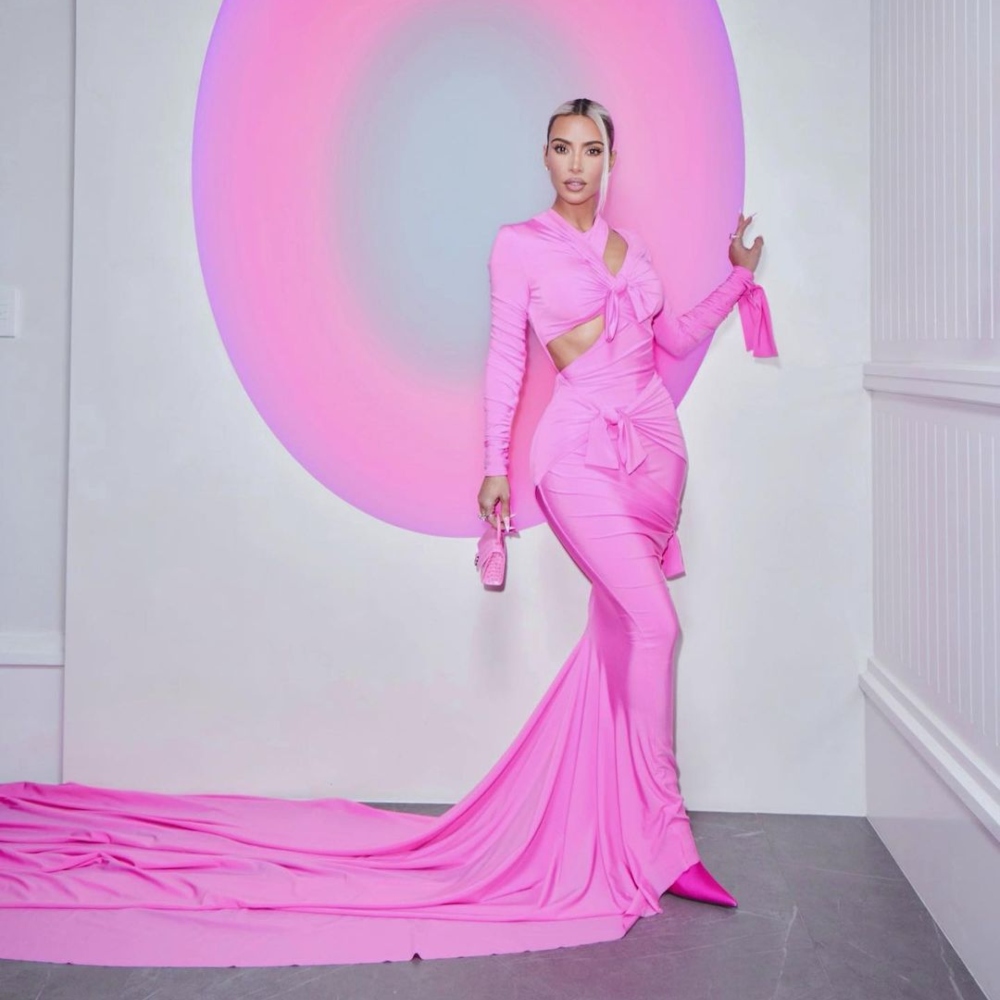 Galleria foto 'Kim Kardashian sfoggia un look da vera Barbie!' - foto 3