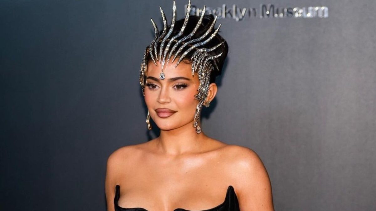 Kylie Jenner omaggia Thierry Mugler con una corona di diamanti