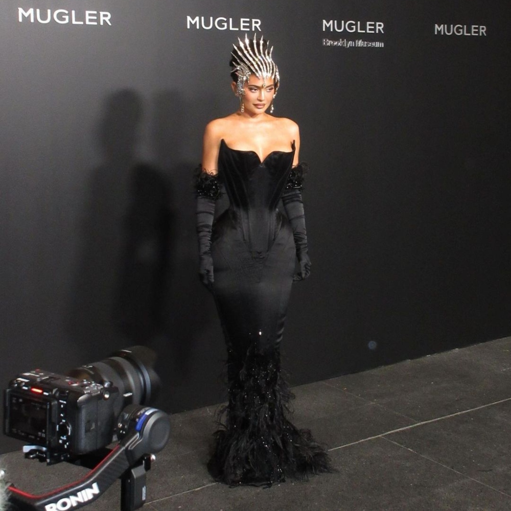 Galleria foto 'Kylie Jenner omaggia Thierry Mugler con una corona di diamanti' - foto 3
