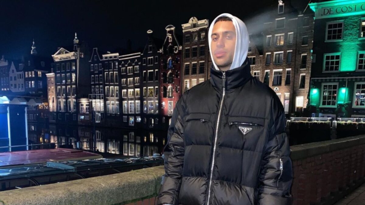 Mahmood icona di stile con il Bomber over size Prada e le Nike Limited Edition!