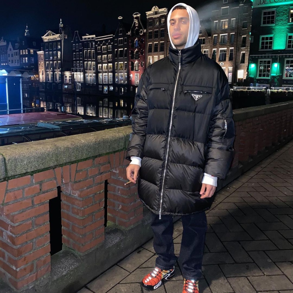 Galleria foto 'Mahmood icona di stile con il Bomber over size Prada e le Nike Limited Edition!' - foto 2