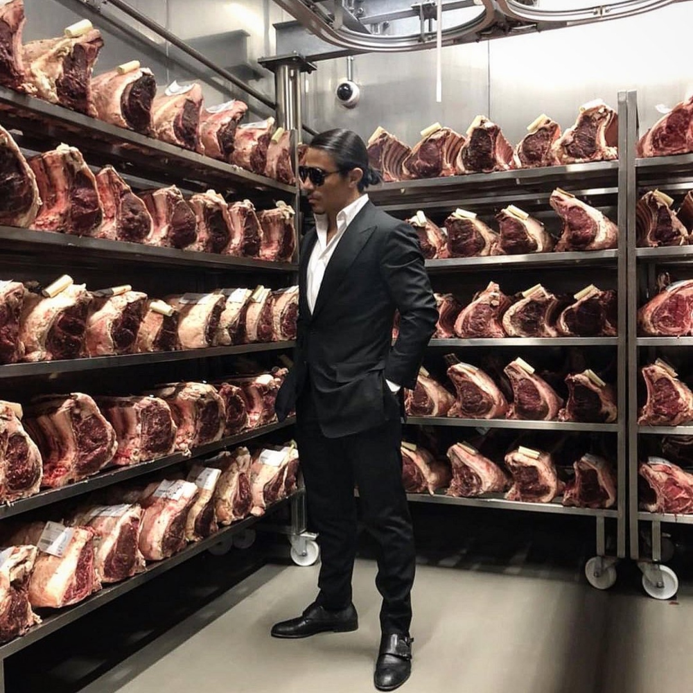 Galleria foto 'Salt Bae, scontrino shock: una Cena al Ristorante da 161mila Euro!' - foto 2