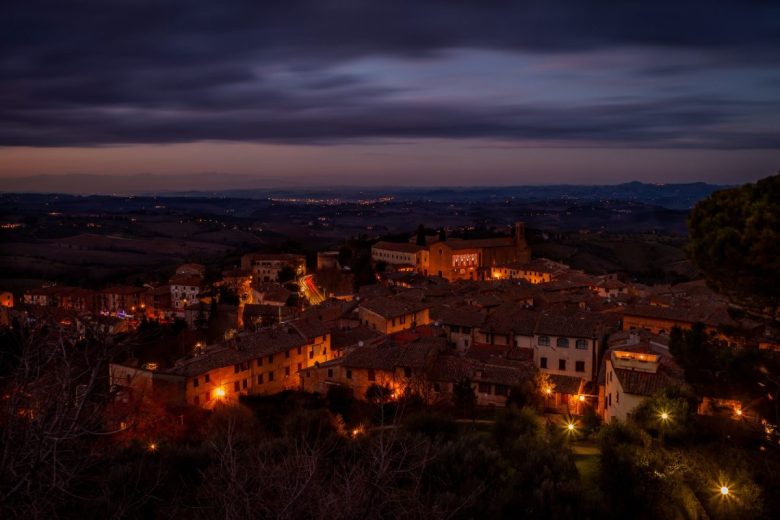 Panorama di notte san Gimignano