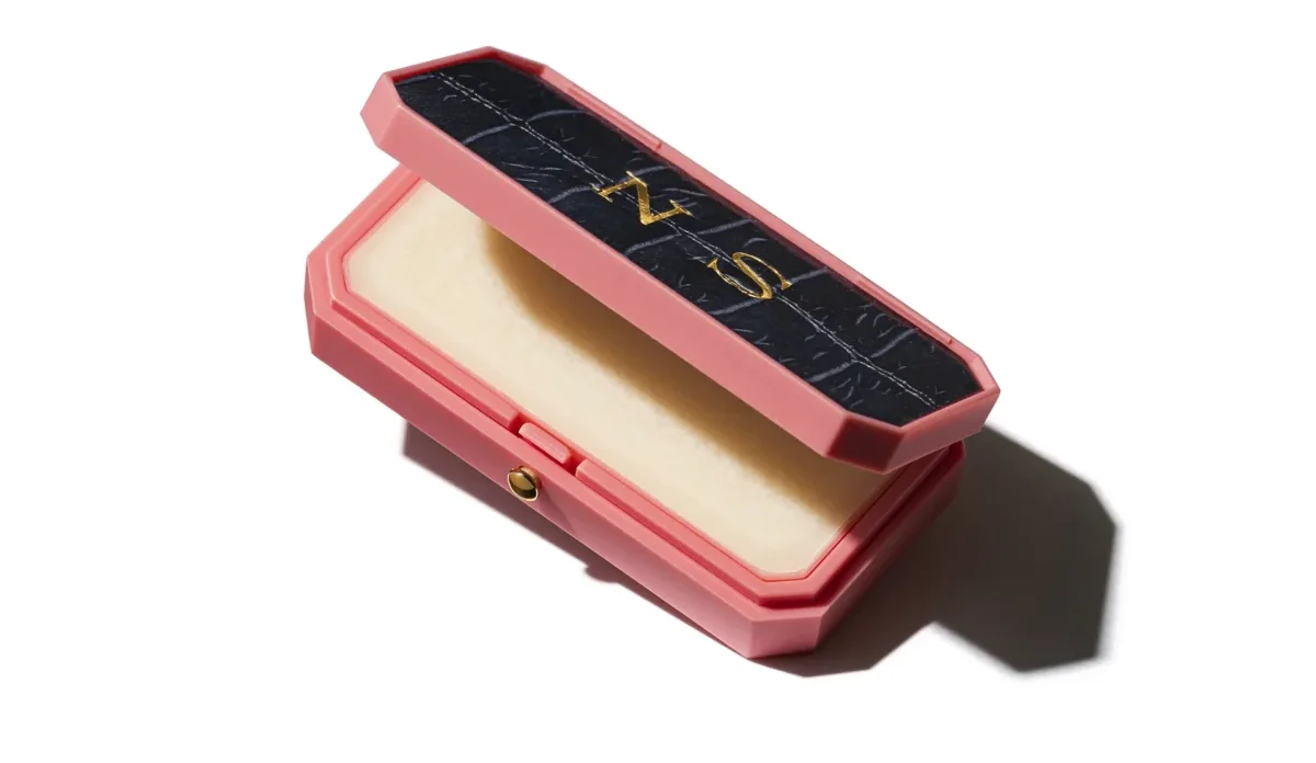 Galleria foto 'Regali di Bellezza originali: 5 idee per una beauty addict che ha già tutto… o quasi' - foto 6