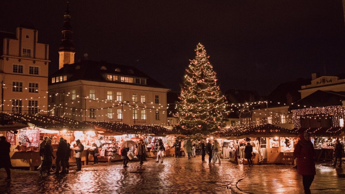 Ponte dell’Immacolata in Città: i 5 Alberi di Natale più belli delle Piazze Italiane