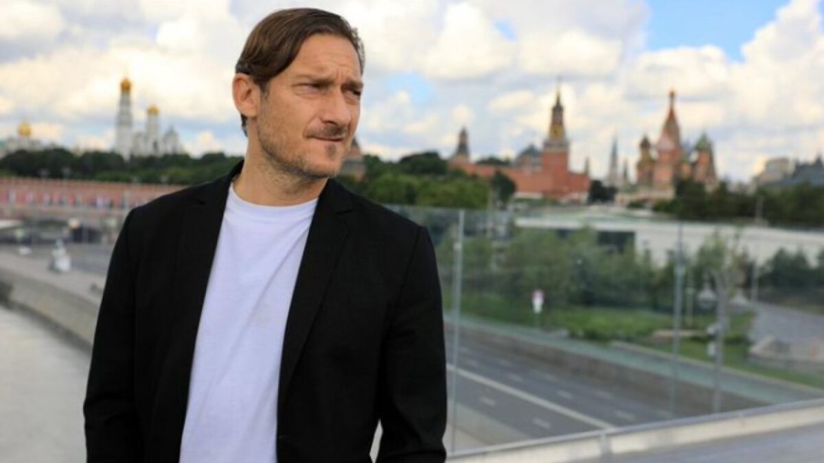 Francesco Totti in Qatar con il costoso Van elettrico (FOTO)