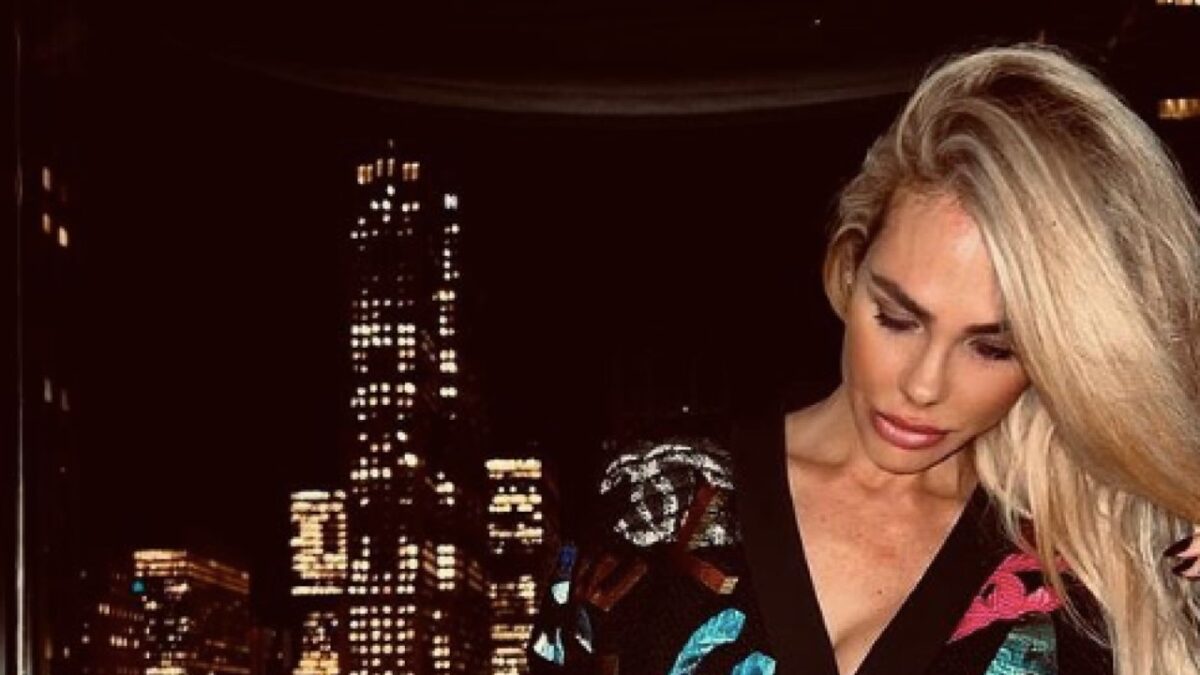 Ilary Blasi, vacanza a St. Moritz con la tuta da scii firmata Armani (FOTO)