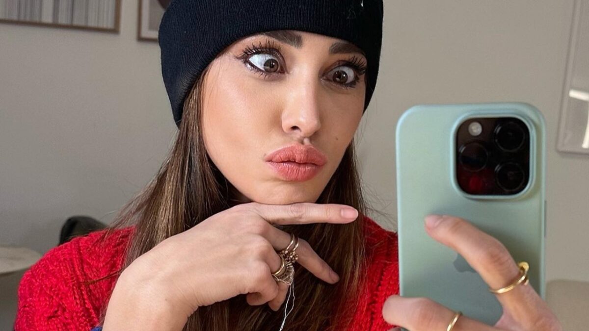 Belen Rodriguez, cifra da capogiro per gli anelli a forma di chiodo!