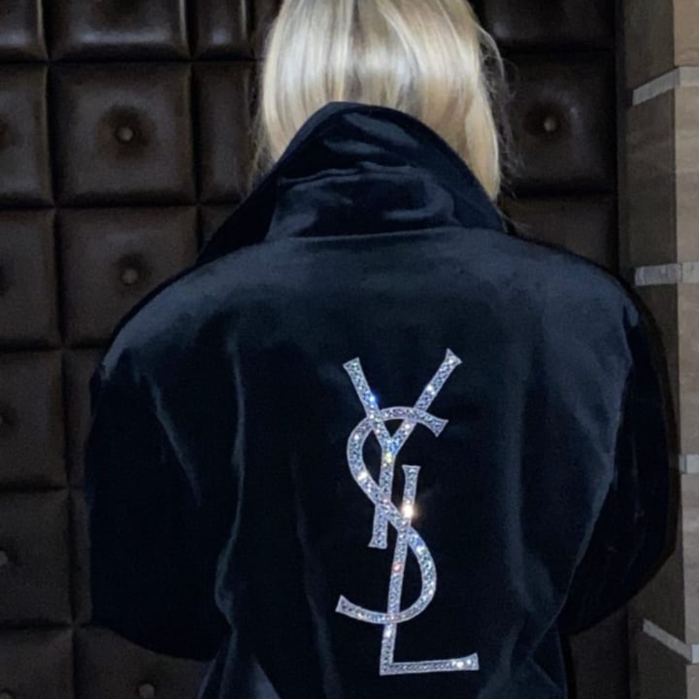 Galleria foto 'Ilary Blasi, la giacca sparkling di Yves Saint Laurent costa un capitale!' - foto 2