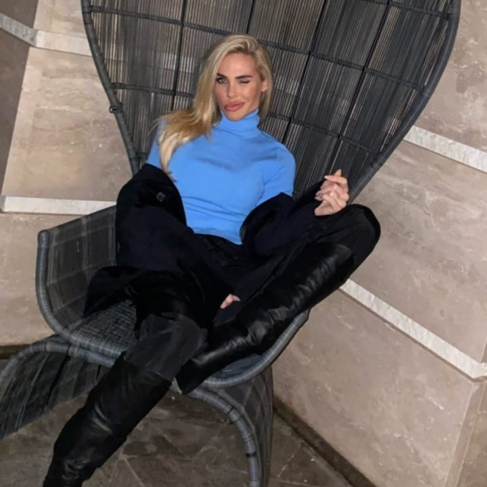 Galleria foto 'Ilary Blasi, la giacca sparkling di Yves Saint Laurent costa un capitale!' - foto 3