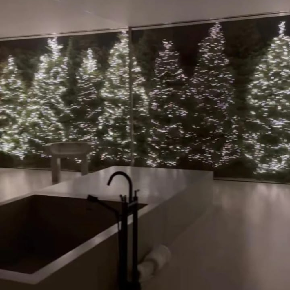Galleria foto 'Kim Kardashian, bagno Extra Lusso con otto alberi di Natale!' - foto 2