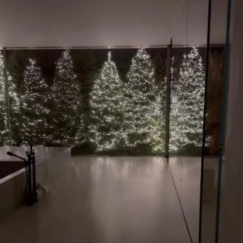 Galleria foto 'Kim Kardashian, bagno Extra Lusso con otto alberi di Natale!' - foto 3