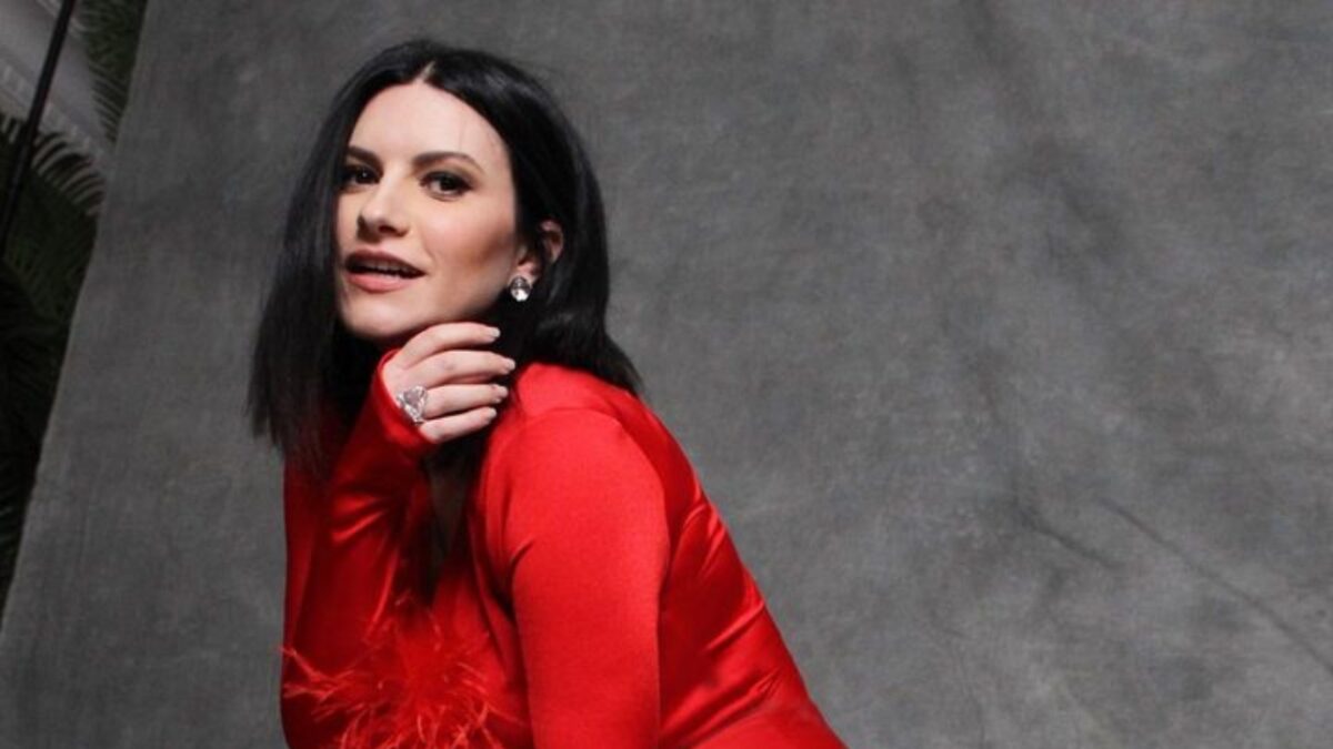 Laura Pausini sfoggia gli stivali con cristalli, il prezzo è assurdo!