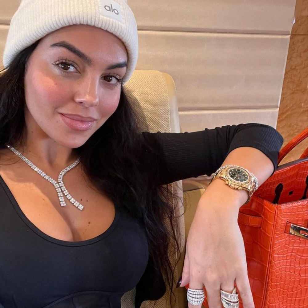 Galleria foto 'Georgina Rodriguez in tuta e scarpe da ginnastica, ma la borsa costa 40.000 euro!' - foto 2