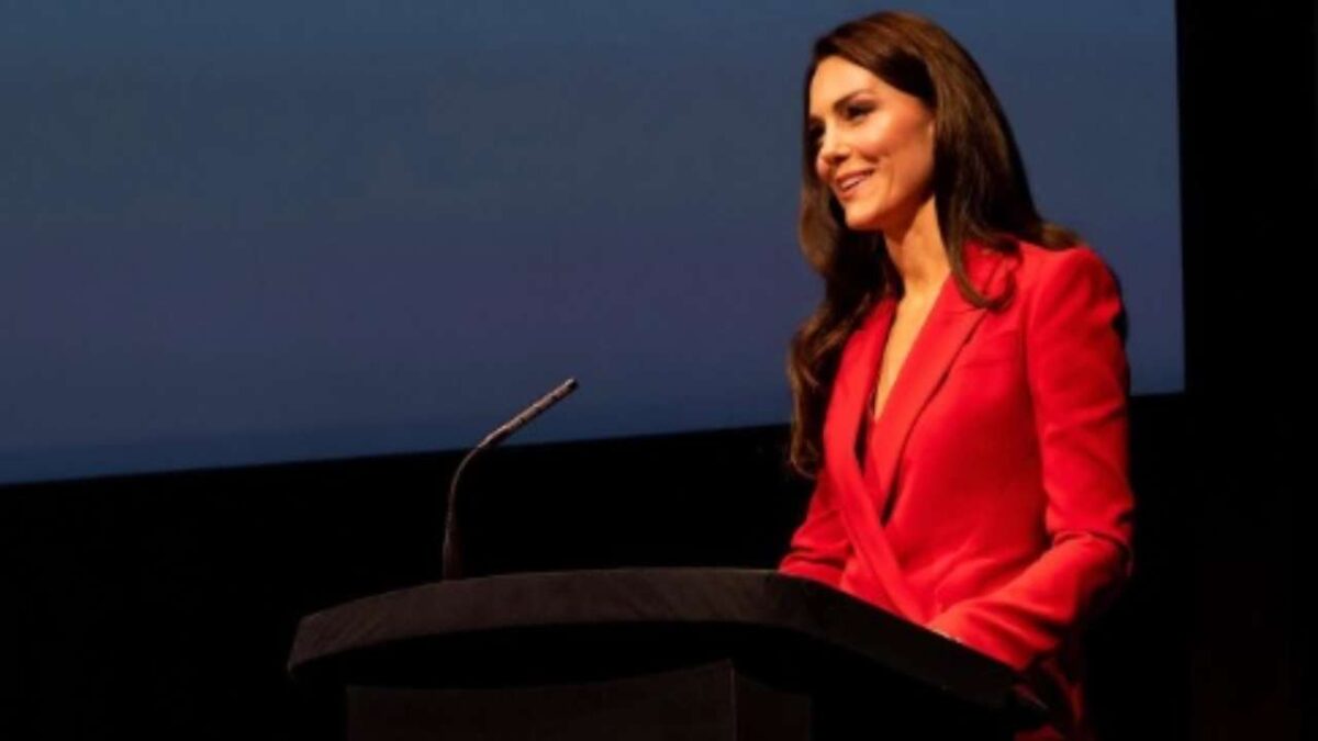 Kate Middleton, tailleur rosso fuoco e gioielli deluxe per il concerto di Re Carlo
