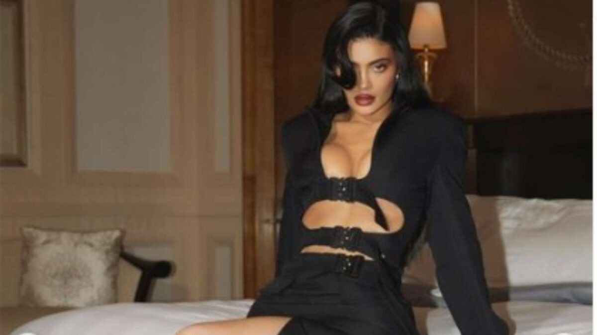 Kylie Jenner all’Haute Couture di Parigi: non indovinerete mai quanto costano gli stivali tempestati di cristalli!