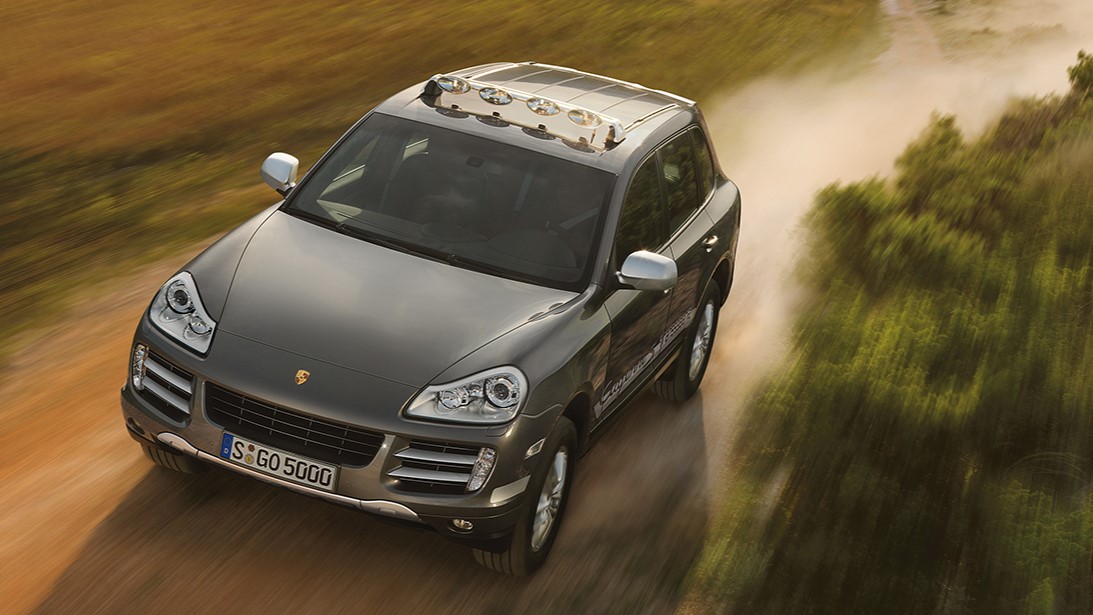 Porsche Cayenne vs Range Rover Sport, la sfida dei “Macchinoni” di lusso!