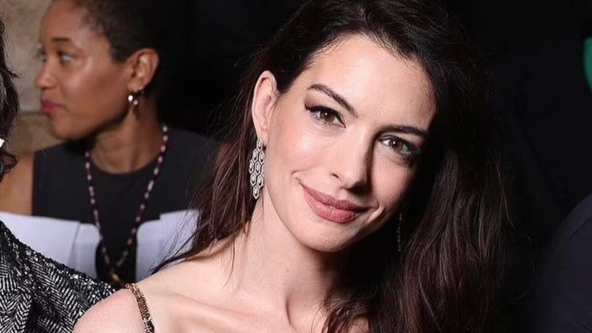 Valentino Haute Couture, Anne Hathaway in the front row with a jewel animalier that is true Luxury!