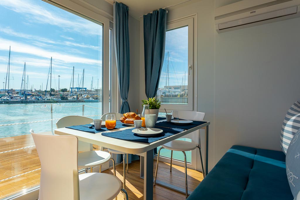 Galleria foto 'Case sull’acqua, l’ultima frontiera del lusso: i 5 Resort galleggianti più belli d’Italia' - foto 3