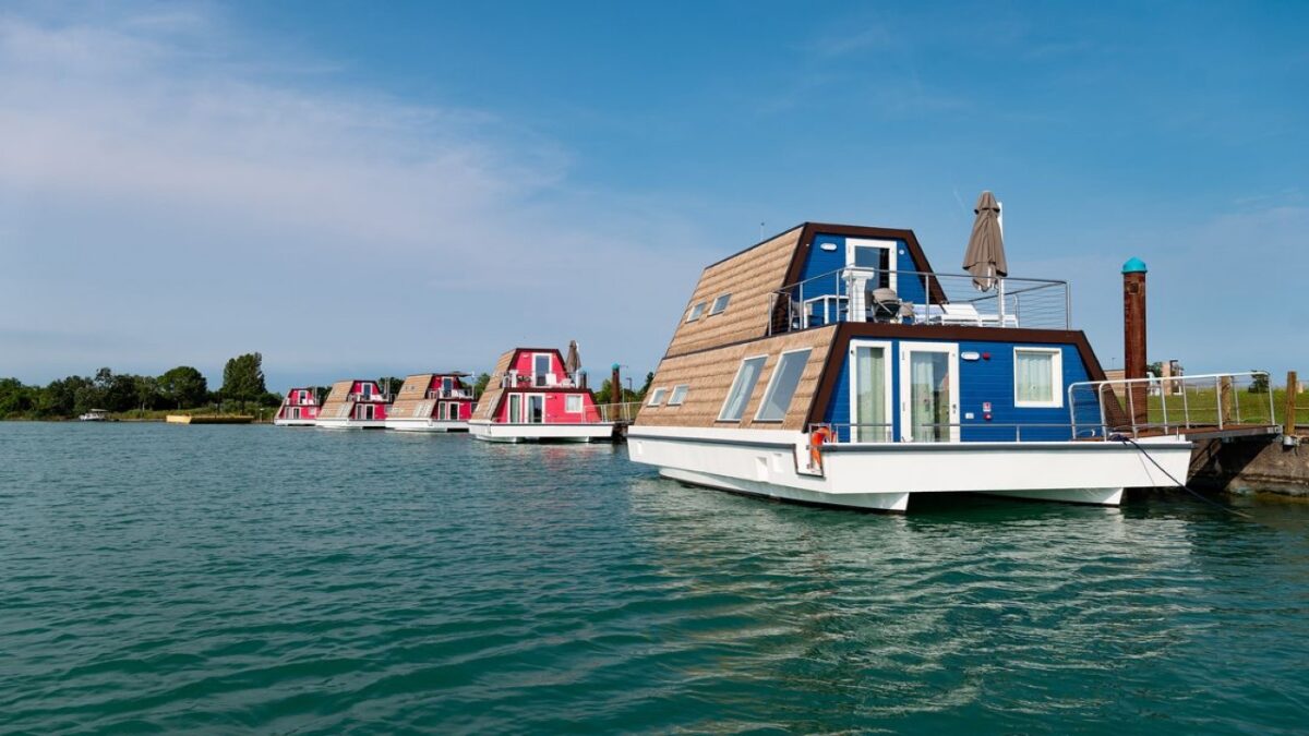 Case sull’acqua, l’ultima frontiera del lusso: i 5 Resort galleggianti più belli d’Italia