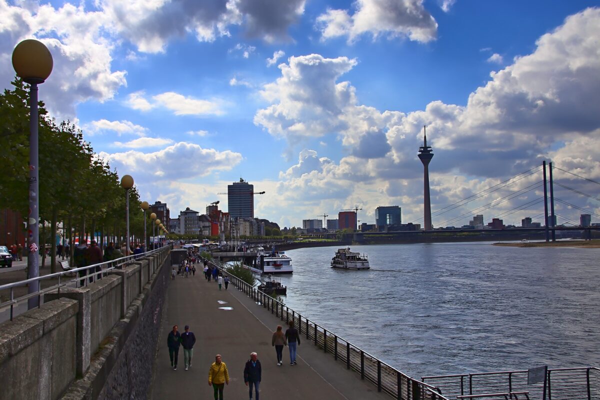 dusseldorf Rheinuferpromenade