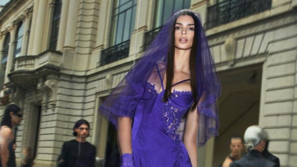 Emily Ratajkowski per Versace si trasforma in una regina, con tanto di diadema!
