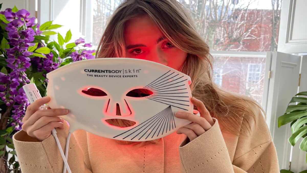 5 Cose che ancora non sai sulla rivoluzionaria Maschera viso a Led di Emily in Paris