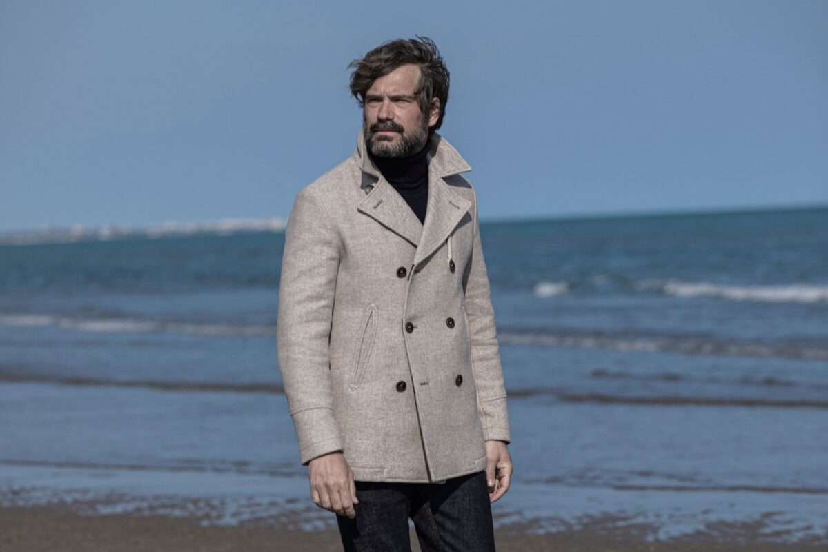 Galleria foto 'Peacoat, il fascino eterno del Cappotto da Marinaio: 3 modelli super raffinati' - foto 4