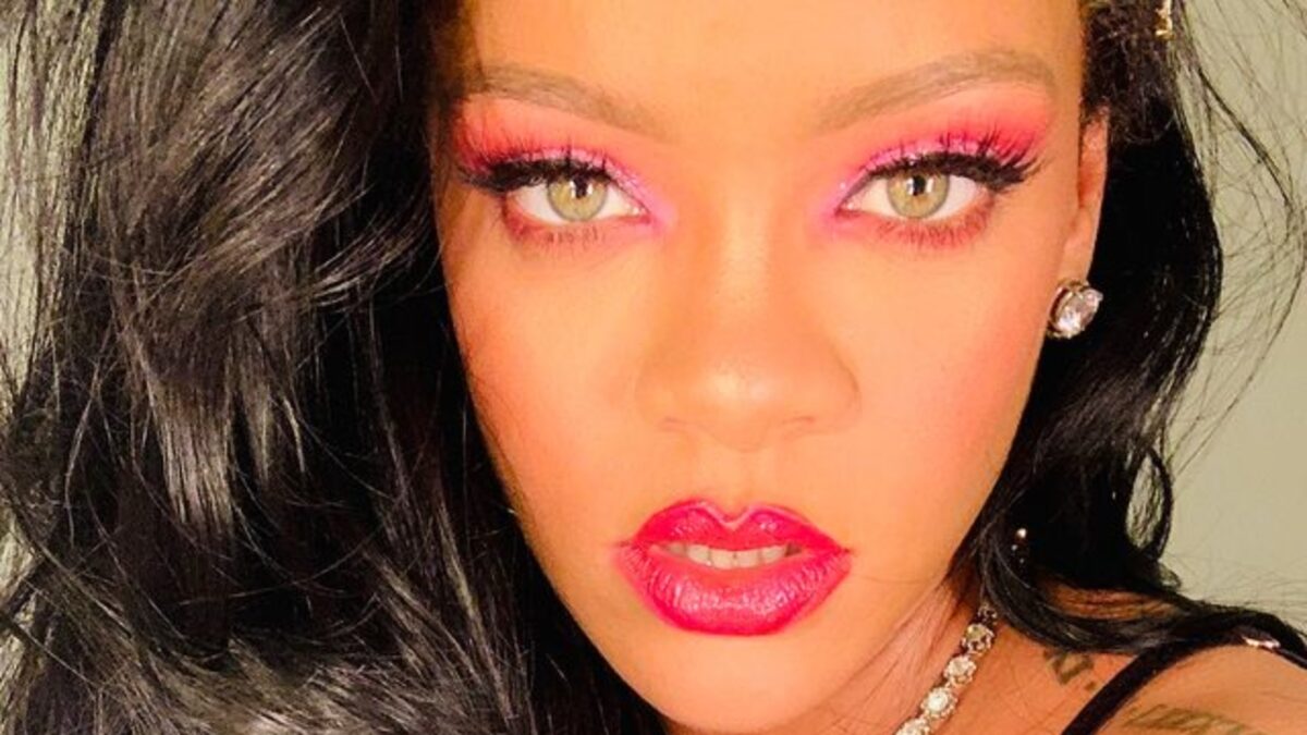 Rihanna, pelliccia e gioielli Deluxe per il promo del Super Bowl 2023
